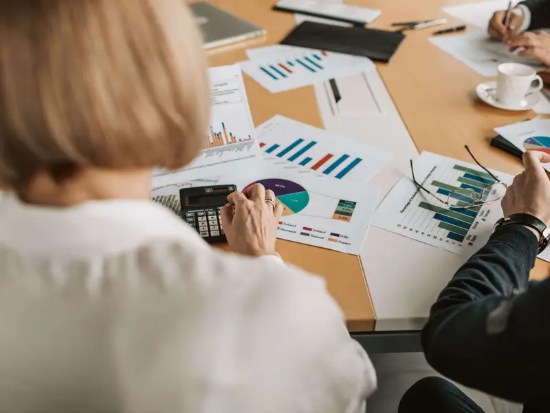 Equipo revisando indicadores financieros