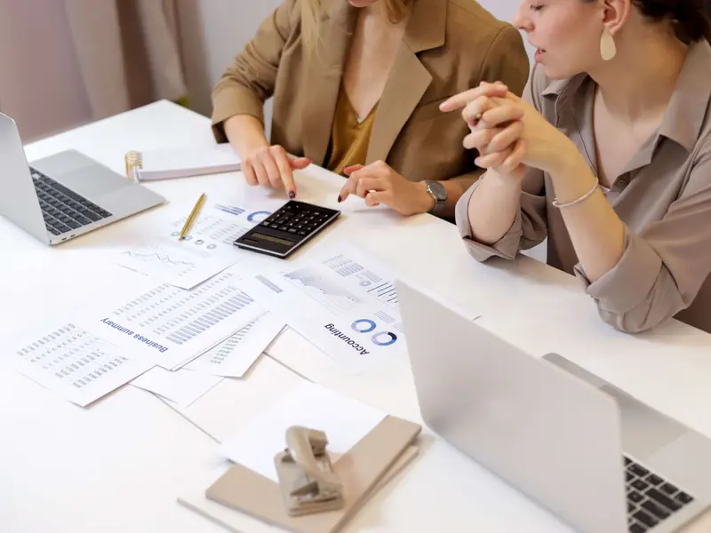 Consultoras revisando reportes financieros
